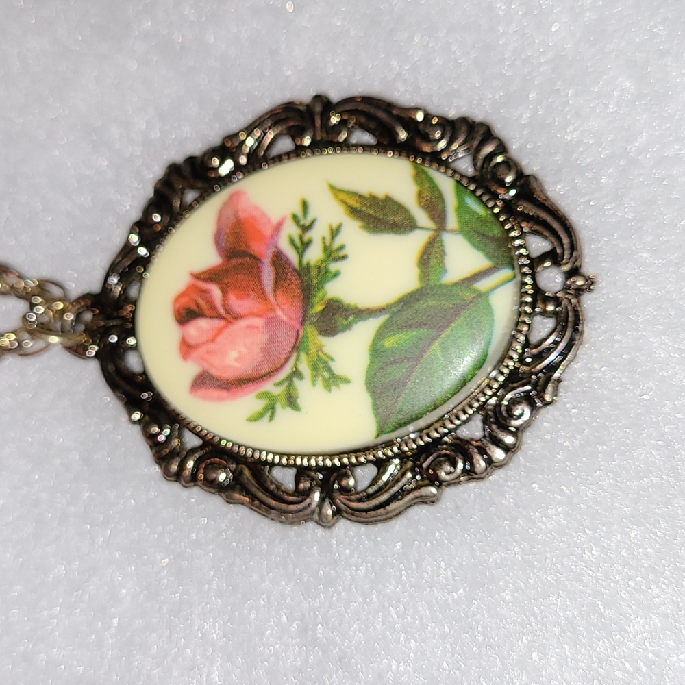 Vintage Single Stem Red Rose Cameo Pendant Necklace Gold-tone Rope Chain 24"